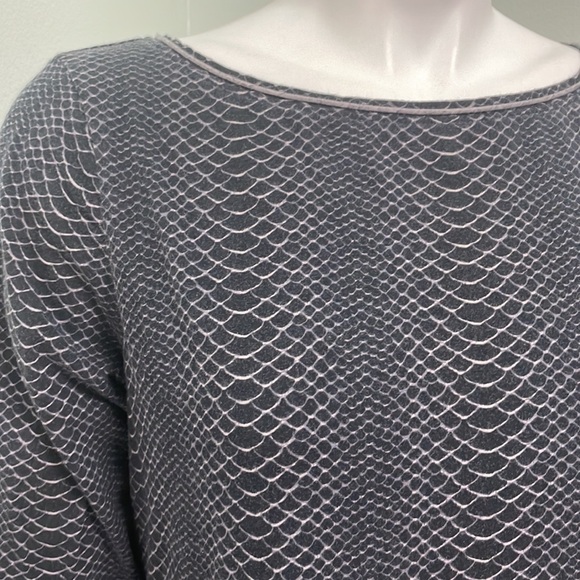 Under Armour women’s long sleeve black snake print top - Picture 2 of 6